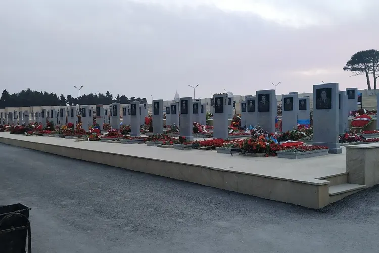 Hərbi Memorial Məzarlıq ziyarət edilir