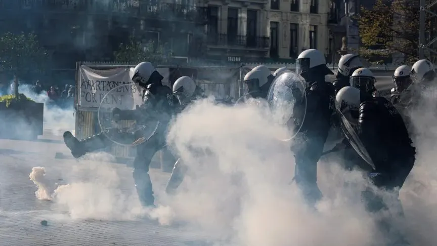 Belçikada polis aksiyanı dağıtmaq üçün gözyaşardıcı qaz və su şırnaqlarından istifadə etdi