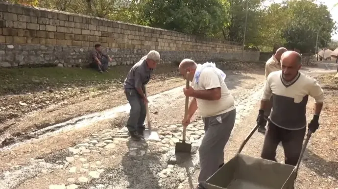 Şəkidə sakinlər öz pulları ilə yol çəkirlər – VİDEO