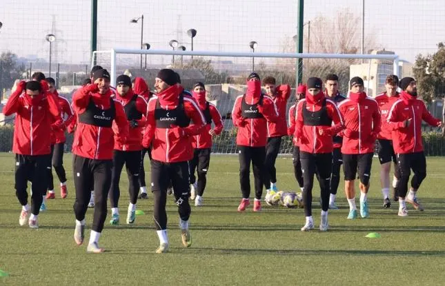 Stadionsuz klub dəniz kənarında məşq etdi