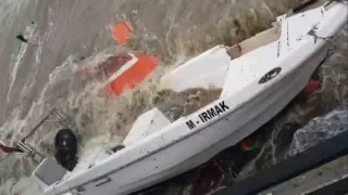 Lodosun batırdığı tekneler vinçle denizden çıkarılıyor
