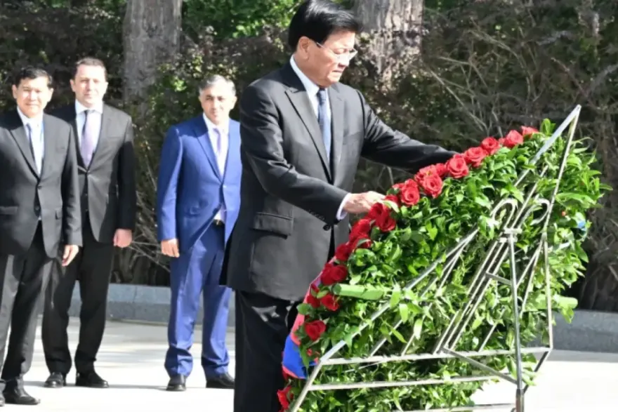 Laos Prezidenti Fəxri xiyabanı ziyarət etdi - F…