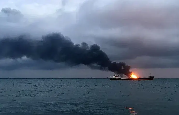 Hörmüz boğazında iki tanker minaya düşdü