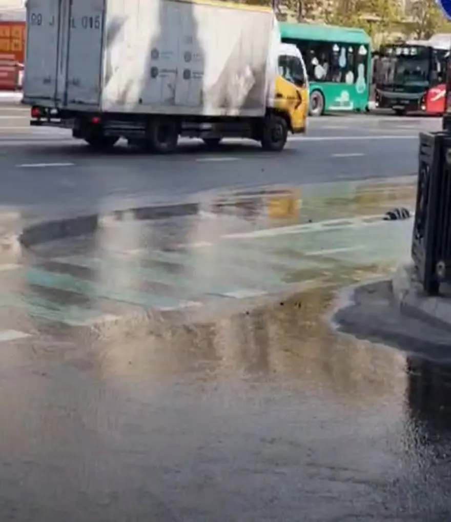 Süleyman Rəhimov küçəsində yolu su basıb - Video/Açıqlama