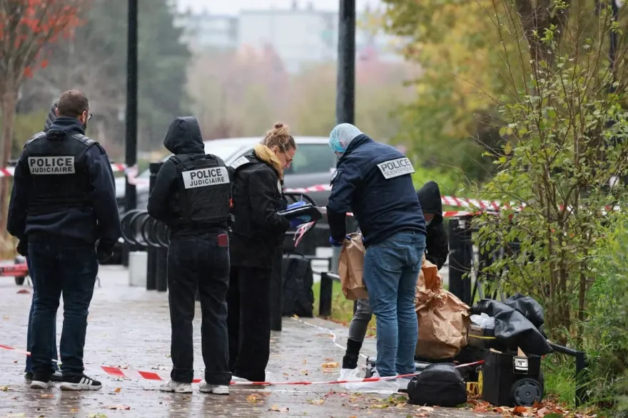 Paris yaxınlığındakı hücumdan sonra üç nəfər saxlanılıb, şübhəlinin həbs müddəti uzadılıb