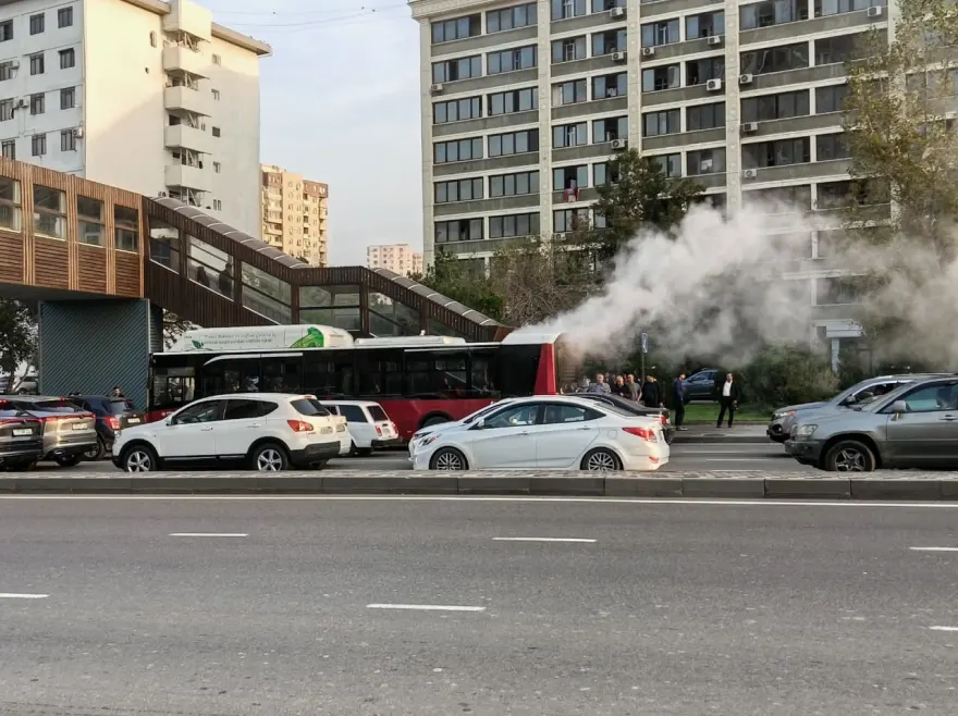 Bakıda BakuBus avtobusu tüstüləndi - FOTO