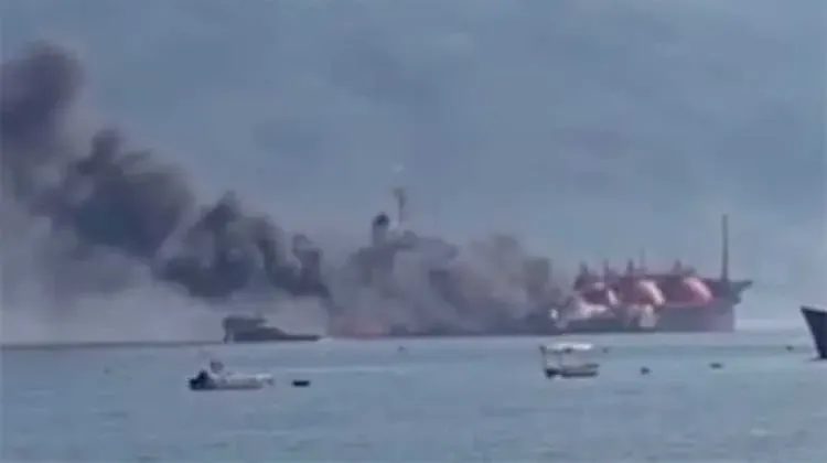 İraq sahillərində tanker yandı
