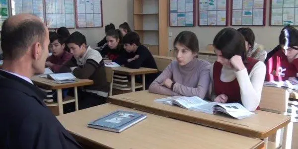 Məktəblərdə bu qadağa çox doğrudur, amma yetərli deyil