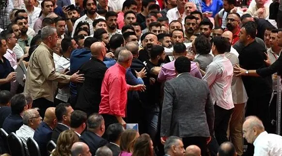 Türkiyədə vəkillərin iclasında əlbəyaxa dava - Video