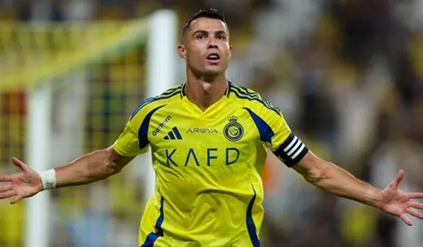 Ronaldo 2 milyard qazanan ilk futbolçu oldu