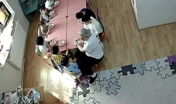 Məşhur bağçada 2 yaşlı autizmli uşaq döyüldü - Video