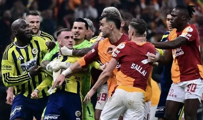 İstanbul derbisində əlbəyaxa dava düşdü - Video
