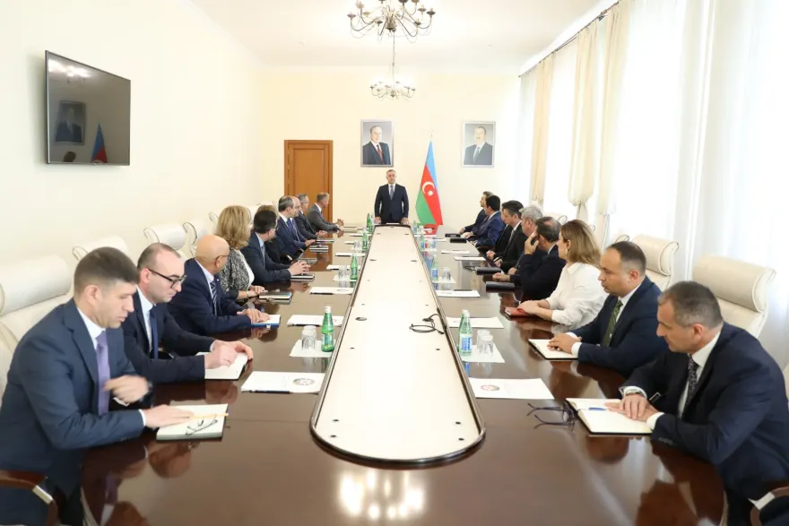 Eks-nazir yeni naziri kollektivə təqdim etdi (FOTO)
