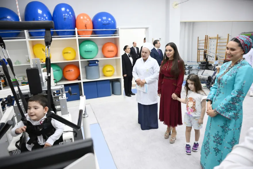 Leyla Əliyeva Arkadağ şəhərində Uşaq Sağlamlığı və Reabilitasiya Mərkəzinin fəaliyyəti ilə tanış olub (FOTO)