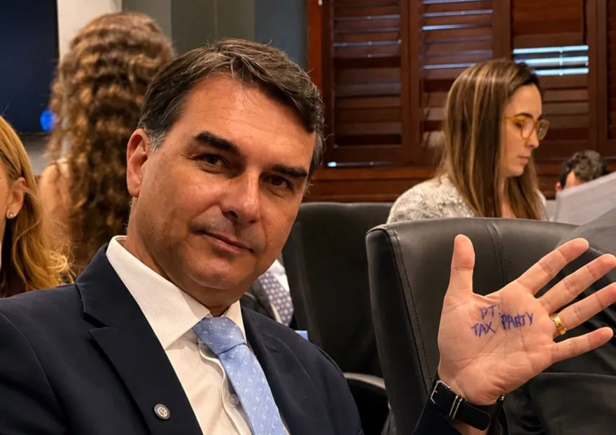 Flavio Bolsonaro Braziliyanın “əsl prezidenti” olduğunu bəyan edib