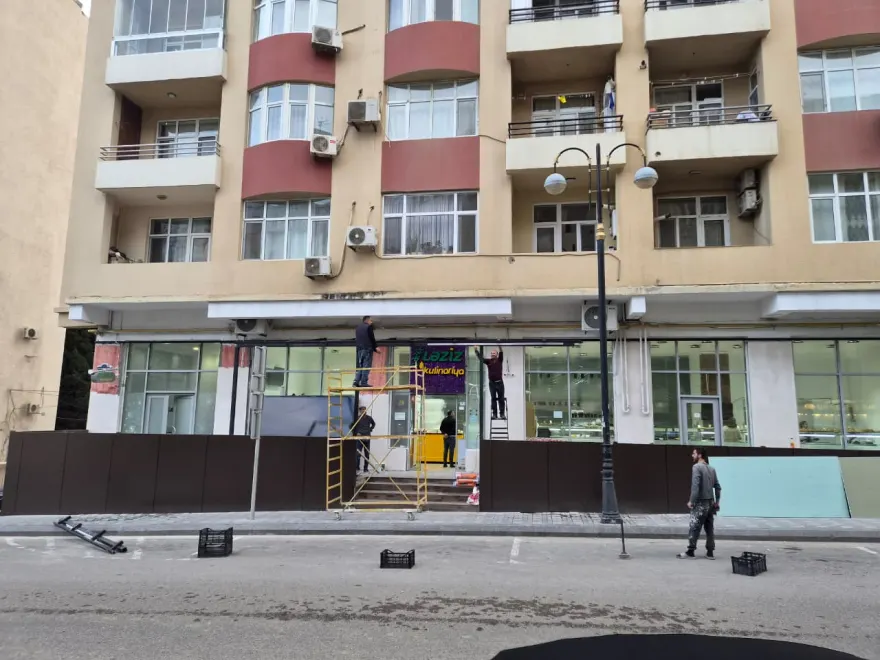Bakıda piyada səkisini zəbt edən metal konstruksiya yığışdırıldı (FOTO)
