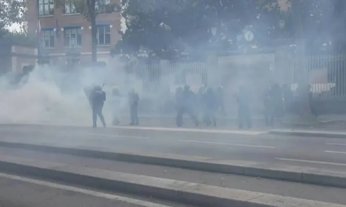 Fransada polis etirazçıları dağıtmaq üçün gözyaşardıcı qazdan istifadə edib - VİDEO