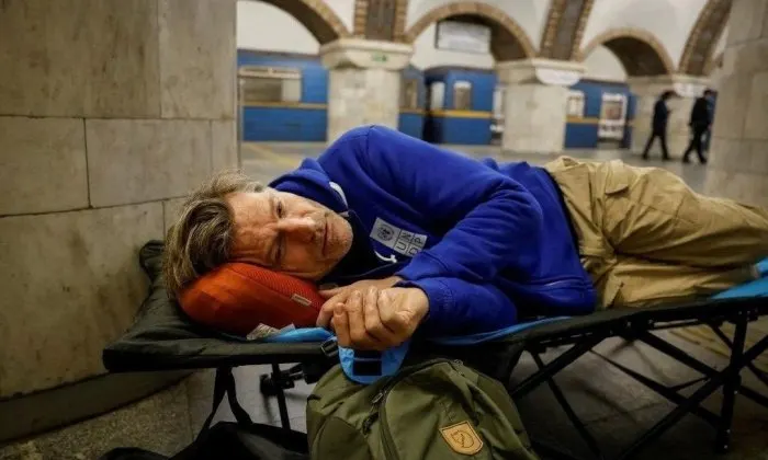Dünyaca məşhur aktyor Kiyevə gəldi, metroda gecələdi - FOTO/VİDEO