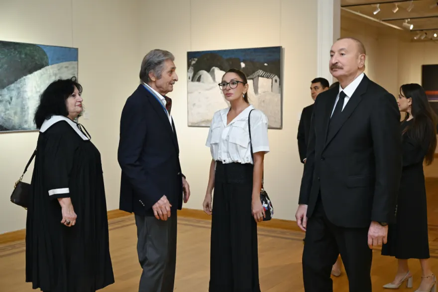 Пресс-служба Ильхама Алиева показала видео с выставки Фархада Халилова
