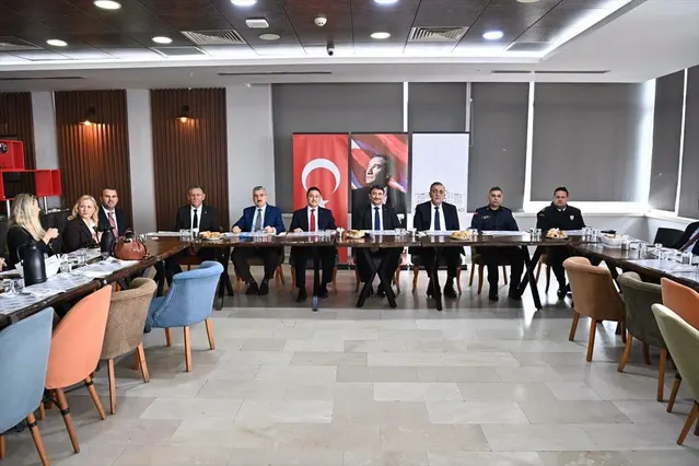 Tekirdağ'da Muhtarlar Günü çelenkle başladı, Vali Vekili Çek muhtarlarla buluştu