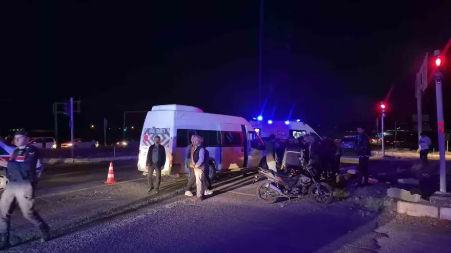 Adıyaman'da minibüs ile otomobil çarpıştı, kazada 12 kişi yaralandı