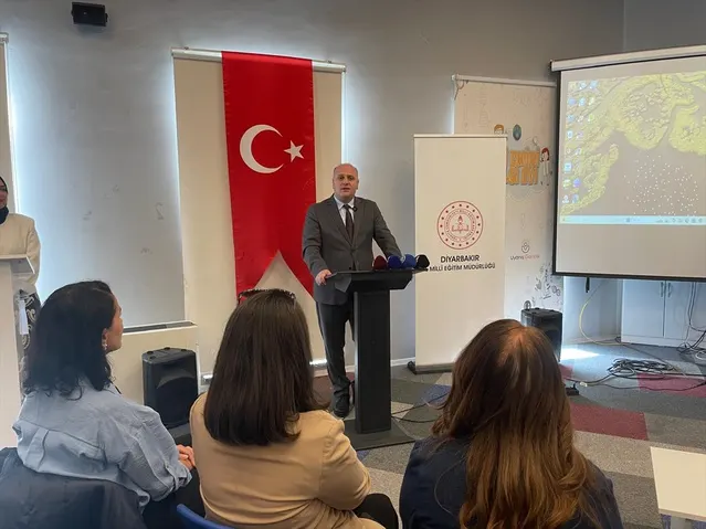Diyarbakır'da disleksi tanılı 20 öğrenciye 5 günlük okuma eğitimi başladı