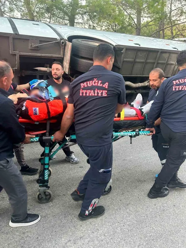 Muğla Marmaris'te otel çalışanlarını taşıyan servis devrildi, 2'si ağır 3 yaralı