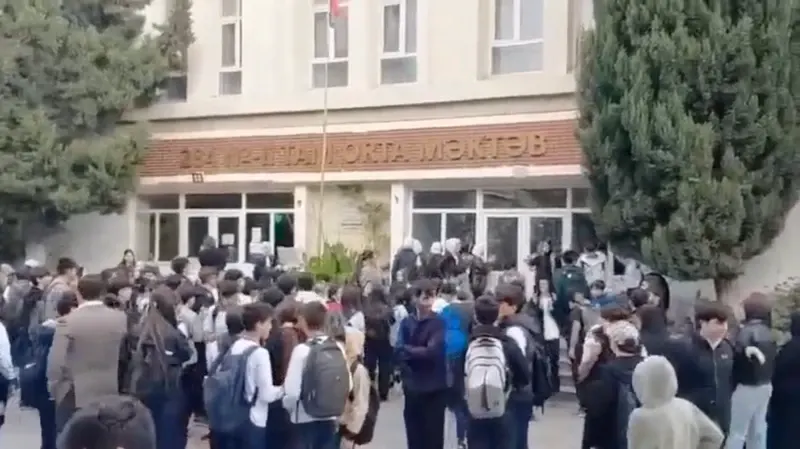 Hicablıların məktəblərə buraxılmamasına dair narazılıq oktyabrın 12-də yeni mərhələyə qədəm qoydu. Bakının bir sıra qəsəbələrindən yayılan videolarda məktəbin girişində toplaşan şagirdlər, onların arasında hicablı qızlar görünür.