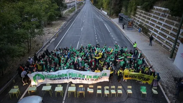 Madriddə müəllimlərin etirazları: Magistral yolu bağladılar - Video