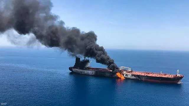 Танкер подорвался на мине в южной части Ормузского пролива - Видео