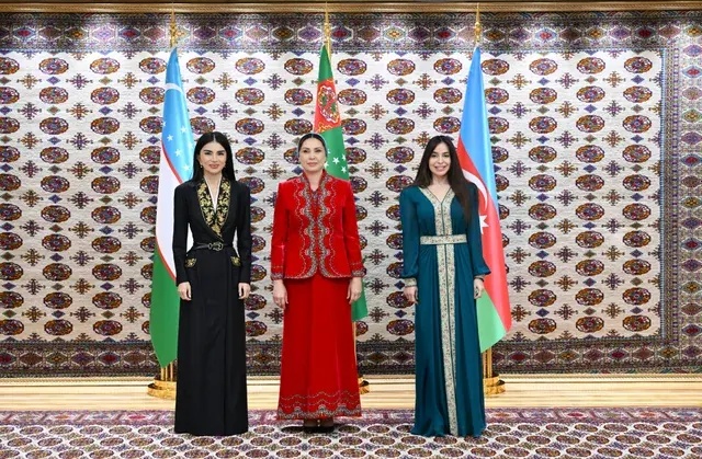 Aşqabadda Leyla Əliyeva, Oğulcahan Atabayeva və Saida Mirziyoyeva arasında üçtərəfli görüş olub - Foto