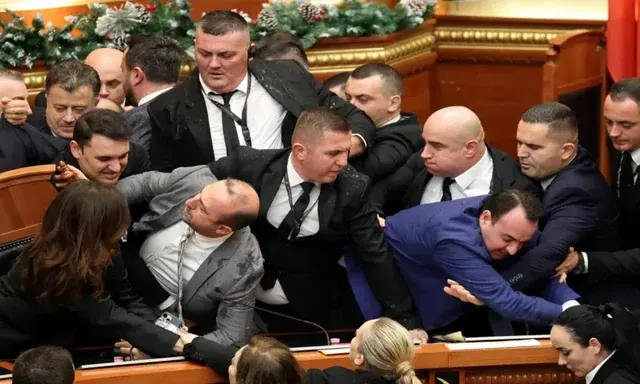 Albaniya parlamentində kütləvi dava - Video