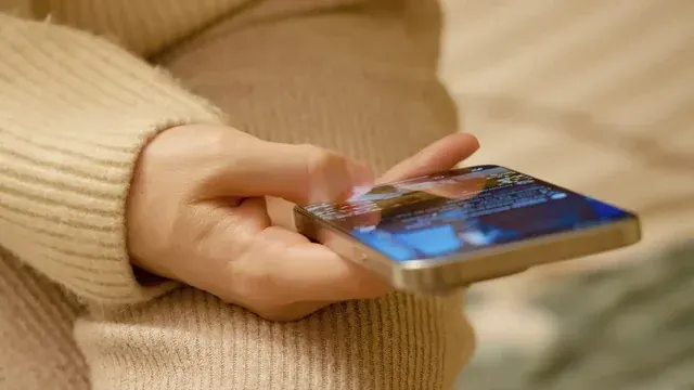 Пользователи соцсетей начали массово жаловаться на "смартфонный мизинец"