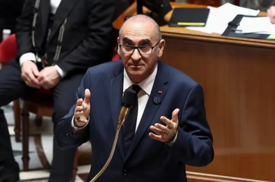 Fransanın daxili işlər naziri istefa verib, Makron onun ərizəsini rədd edib