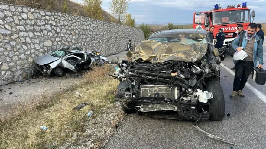 Türkiyədə iki avtomobil toqquşub, ölən və yaralananlar var