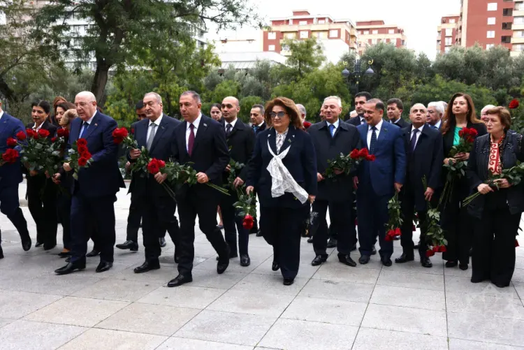 Bakıda Atatürkün abidəsi ziyarət olundu - FOTO