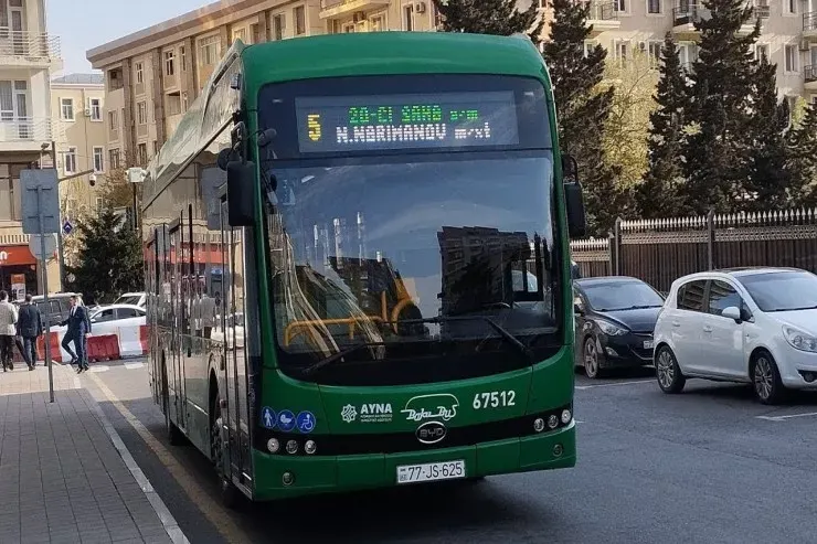 Sərnişinlə dalaşıb avtobusu sürməyən sürücü işdən qovuldu