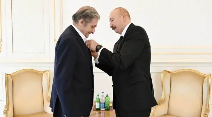 Президент Ильхам Алиев вручил Фархаду Халилову орден «Истиглал»