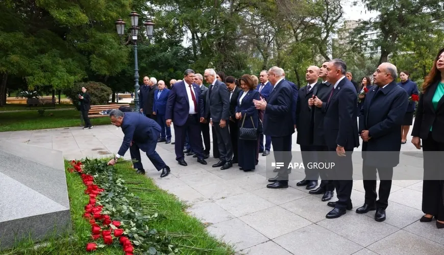 Bakıda Atatürkün heykəli ziyarət olundu - FOTO