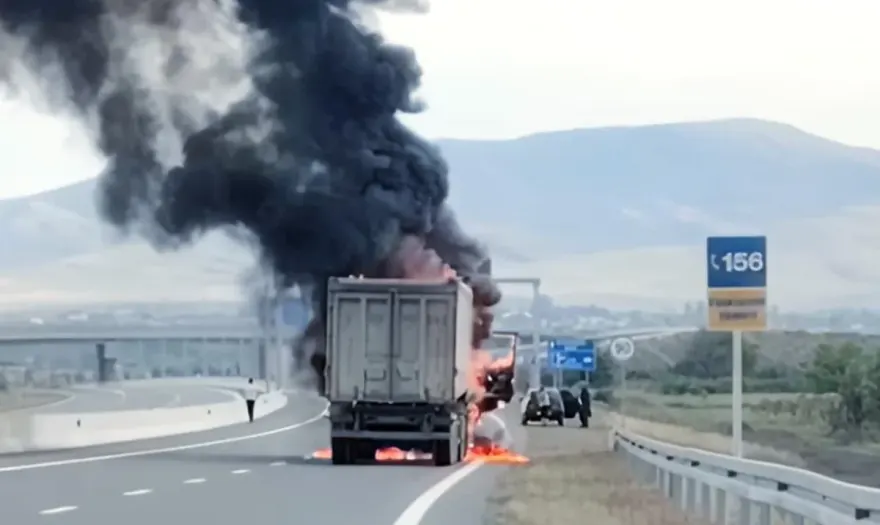 Bakı-Qazax yolunda TIR yanıb