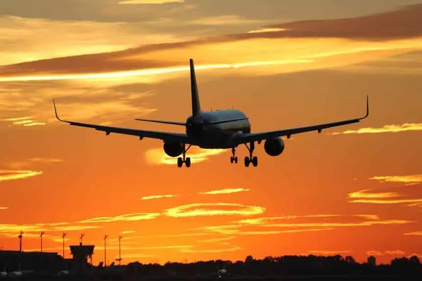 Polşada hava limanları bağlandı, hərbi aviasiya havaya qalxdı