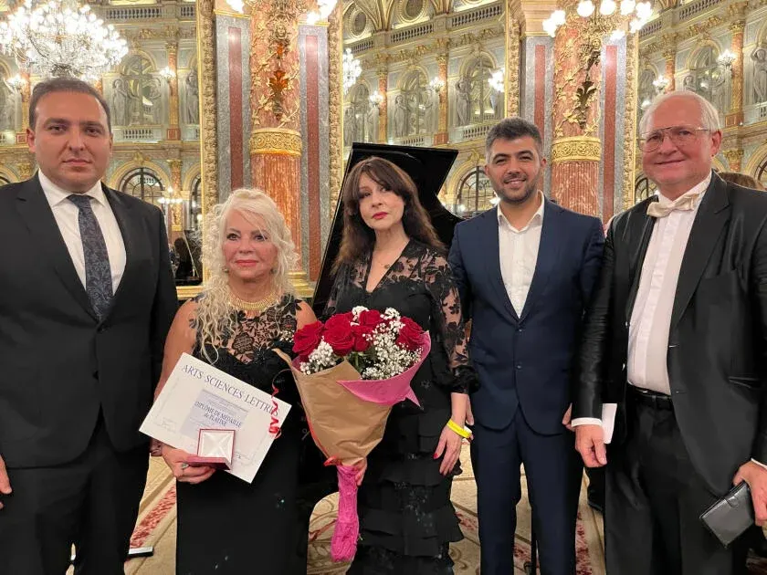 Заслуженная артистка Азербайджана награждена платиновой медалью в Париже