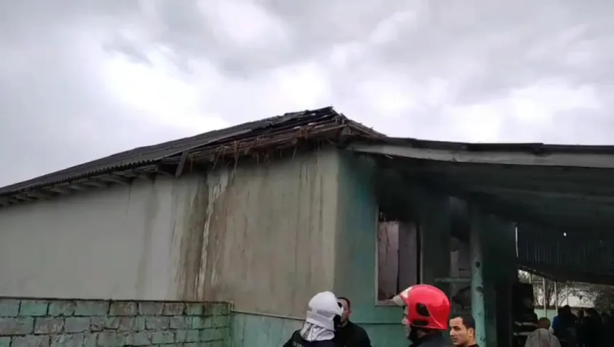 Salyanda fərdi yaşayış evinə ildırım düşüb