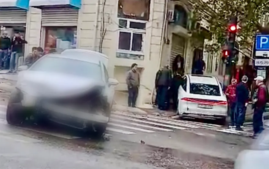 В Баку Hyundai врезался в BYD и вылетел на тротуар