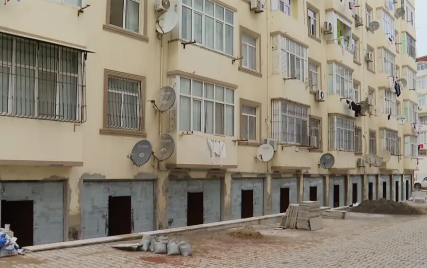 Binanın ehtiyat çıxışılarını bağlayıb obyektə çevirirlər?