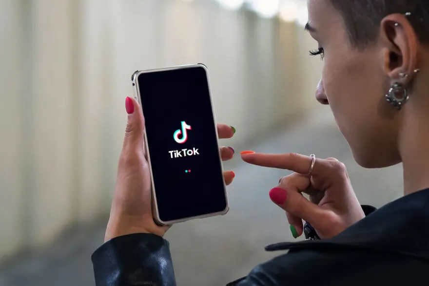 Bərdədə müəllim "TikTok"dakı təhqirə görə cəzalandırıldı