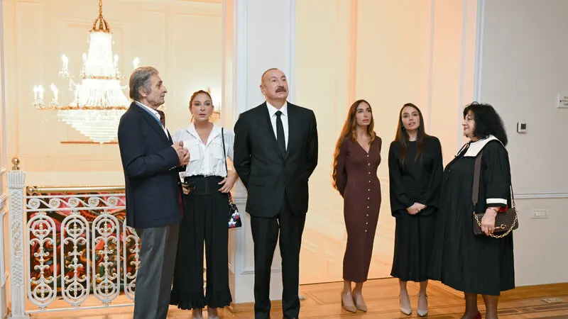 İlham Əliyev və ailə üzvləri “Mənim Abşeronum: Üstə gəl” adlı retrospektiv sərgi ilə tanış oldular