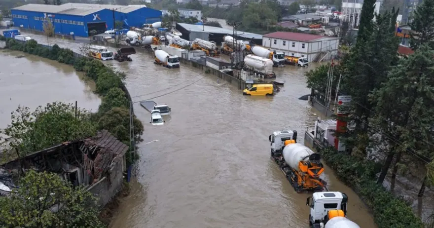 İstanbulda leysan davam edir, 2 nəfər öldü - Video